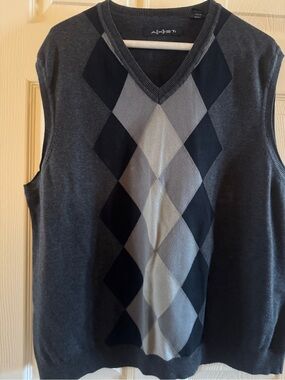 Axist Men's Charcoal Gray Argyle V-Neck Sweater Vest